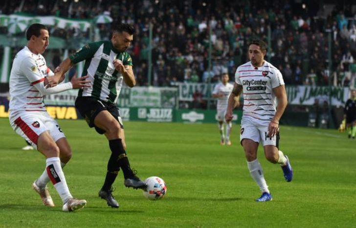 Jesús Dátolo aguanta la marca de Cristian Lema.