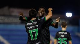 Tizziano Perrotta festeja suprimer gol con Danilo Arboleda.