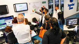 Les muestran las cámaras y cómo funcionan las alarmas.