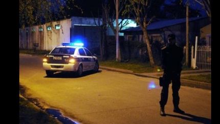 La joven estaba en la vereda junto a su padre cuando fueron interceptados.