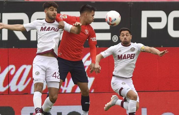 López y Barreto luchan en las alturas por la pelota.