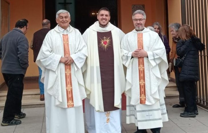 De izquierda a derecha: el párroco Nicolás Díaz, el nuevo sacerdote Francisco y el representante de España.