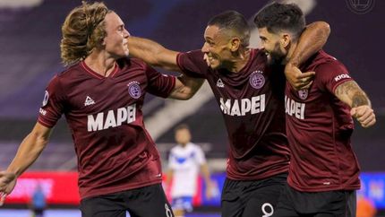 Lanús sacó ventaja, pero Vélez anda derecho fuera de su estadio.
