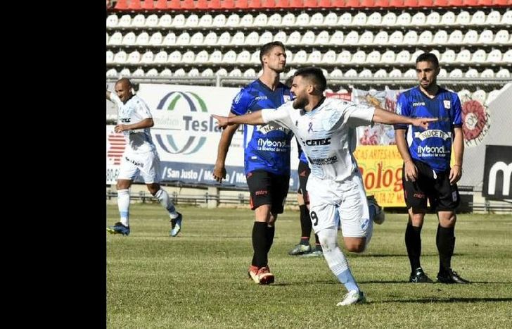 Cerutti, en el inicio del partido, anotó el 1-0 con un golazo desde afuera del área