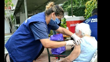 con la participacion del personal de 21 salitas barriales, este lunes salen a vacunar casa por casa contra la gripe