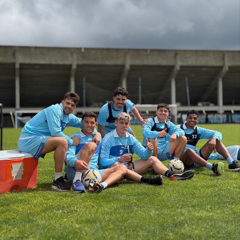 Oswaldo Pachedo durante un descanso del entrenamiento de Temperley.