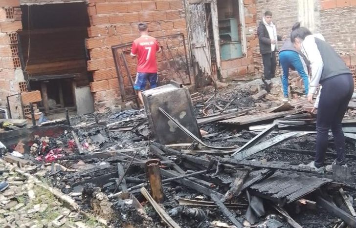 La casa quedó destruida tras el incendio.