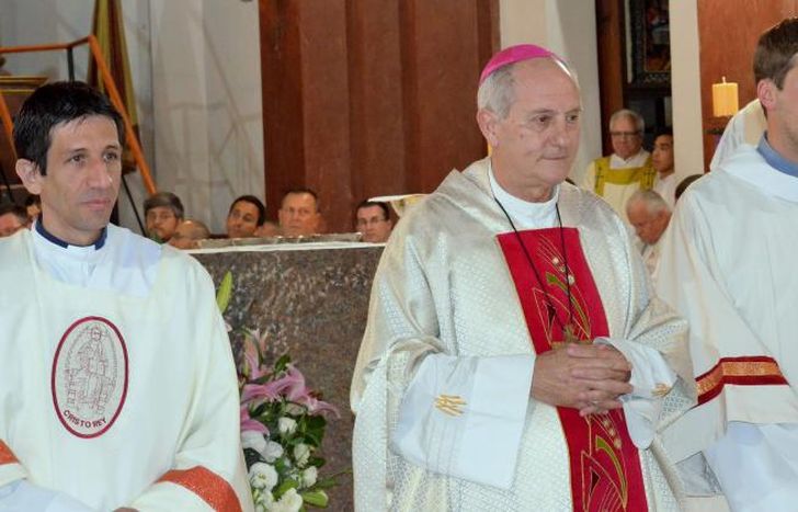 Ignacio Espinosa y Gustavo Oubiña junto al Obispo Lugones.