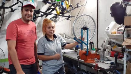Pablo, al frente de la fabricación de bicis.