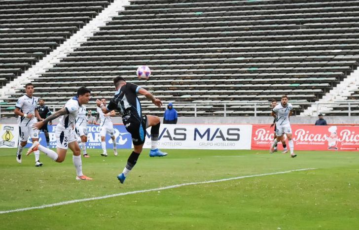 Cucchi se pasa y mete la mano.