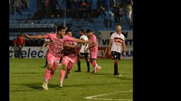 Con una racha de triunfos, Temperley se acomodó en la pelea por el ascenso.