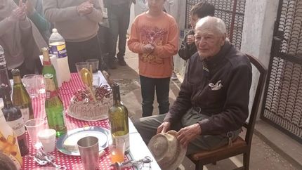 Sacaron la mesa a la vereda y lo recibieron con torta, bebidas y comidas para el festejo. Sacaron la mesa a la vereda y lo recibieron con torta, bebidas y comidas para el festejo.