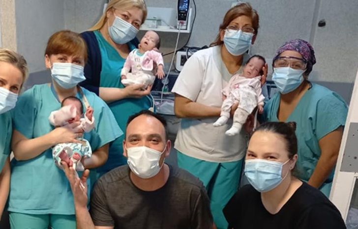 Las trigemelas de Lomas con el equipo que las asistió cuando estuvieron en Neonatología.
