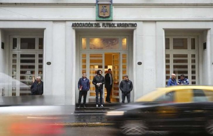 El regreso del fútbol no tiene fechas concretas más allá de la alternativa que dio Russo.