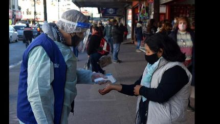 controlan la temperatura y el olfato a quienes realizan compras por el dia del nino en lomas