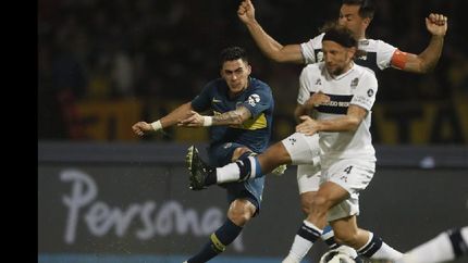 Remate Pavón, en uno de los pocos intentos de Boca en la noche cordobesa.