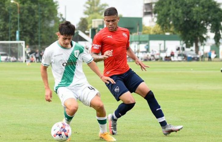 Di Luciano cierra un ataque del Rojo.