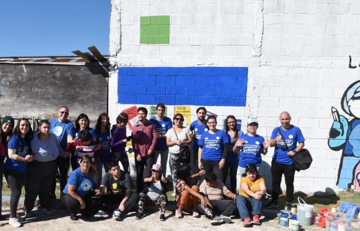 Pintaron un mural para concientizar sobre el autismo en Llavallol.