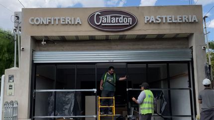 La Confitería Gallardón ultima detalles para lo que será la reinauguración del comercio.