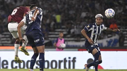 Cabezazo al gol de Bou.