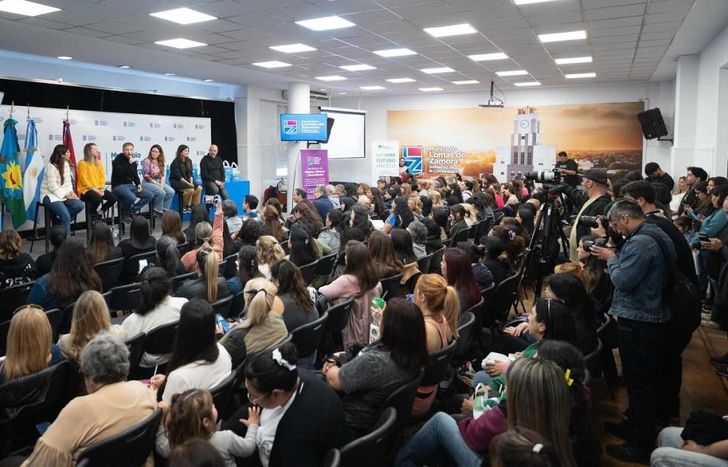 La capacitación junto al Banco Provincia se llevó adelante en el Salón Eva Perón.