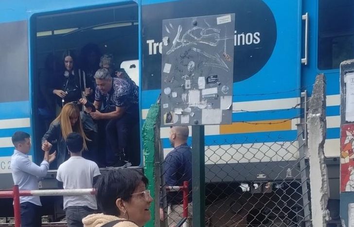 Los pasajeros tuvieron que caminar por las vías.