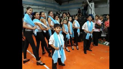 cantantes y bailarines de lomas preparan una gran pena virtual para celebrar el 25 de mayo