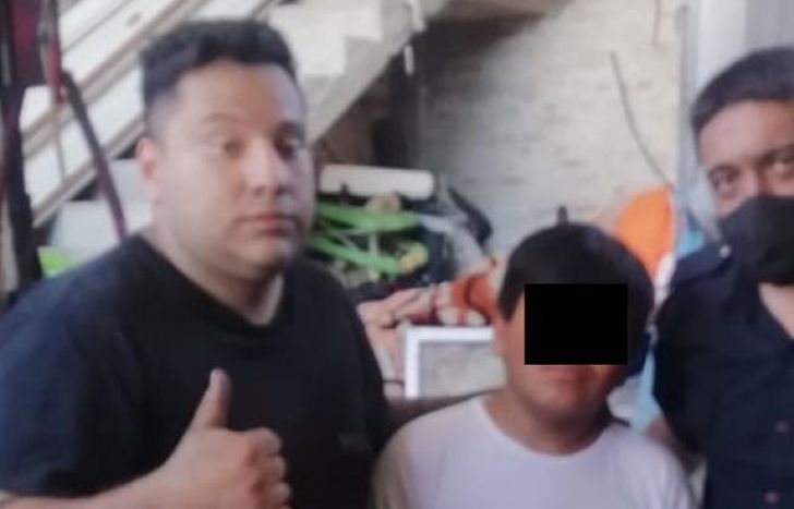 Los efectivos junto al niño rescatado.