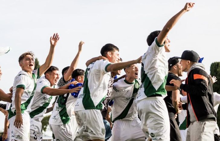 El festejo del Taladro tras ganar el clásico.