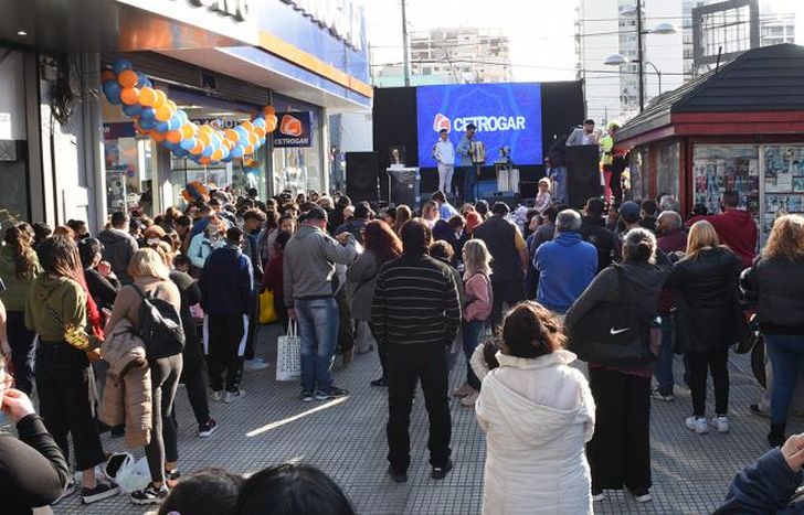 Hicieron shows y sorteos en la puerta del local.