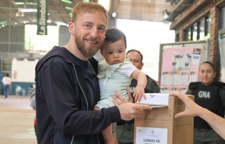 Otermín votando junto a su hija Sofía.