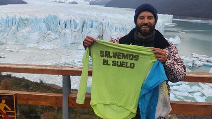 Después de casi tres meses a bordo de su bicicleta, llegó al Perito Moreno.