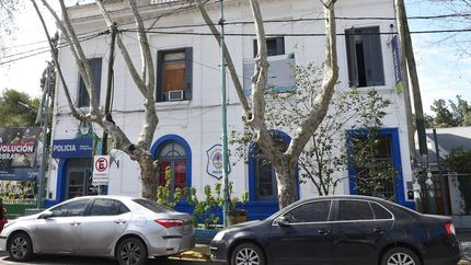 un joven armado y su suegro fueron detenidos en temperley, acusados de robo