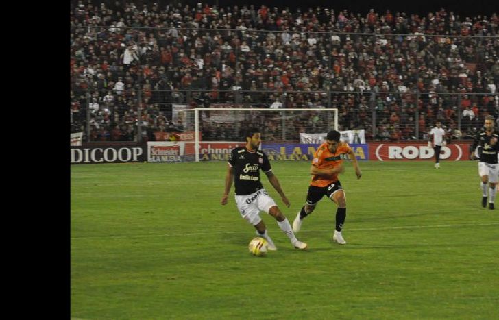 Álvarez y Silva le dieron movilidad al ataque pero al Taladro le faltó generar fútbol.