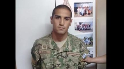 Un verdadero soldado que custodiaba las urnas advirtió la presencia de un hombre vestido con vestimenta similar.