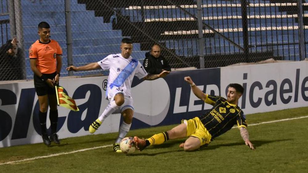 Baldunciel no puede evitar el cruce del un rival.
