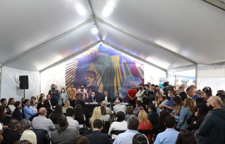 Cientos de vecinos, en una histórica sesión.