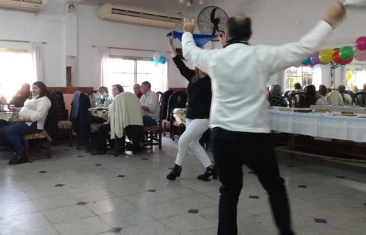 Bailando al ritmo de la nueva canción.