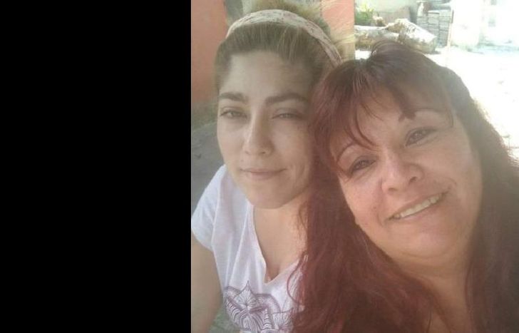 Karen junto a su mamá.