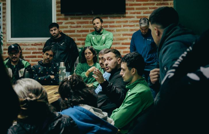 Matías Mariotto, presidente de Banfield en una mesa de diálogo.