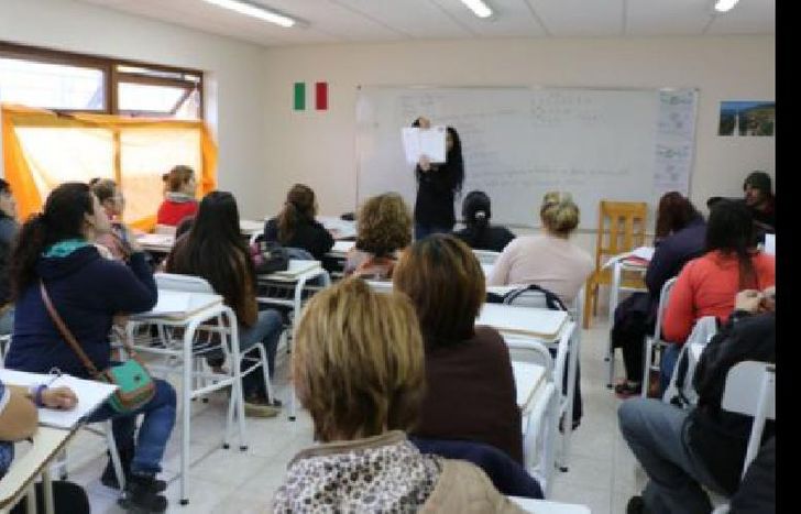 para mayores de 18 años.