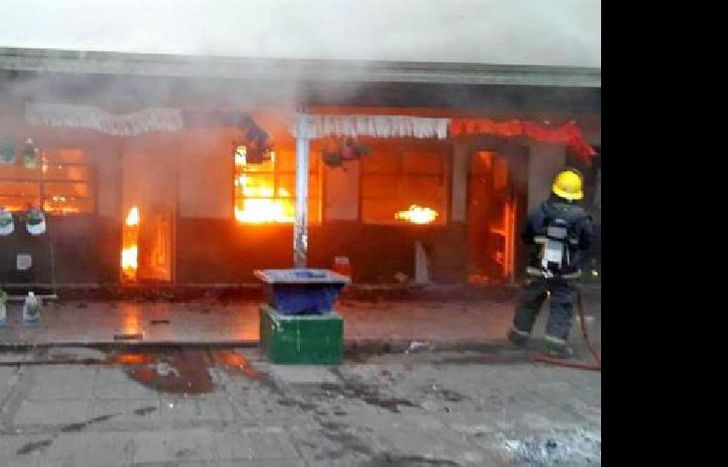 Dos horas debieron trabajar los bomberos para apagar el fuego.