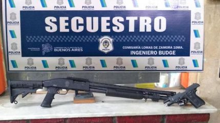 Se secuestraron armas de fuego y otros elementos.