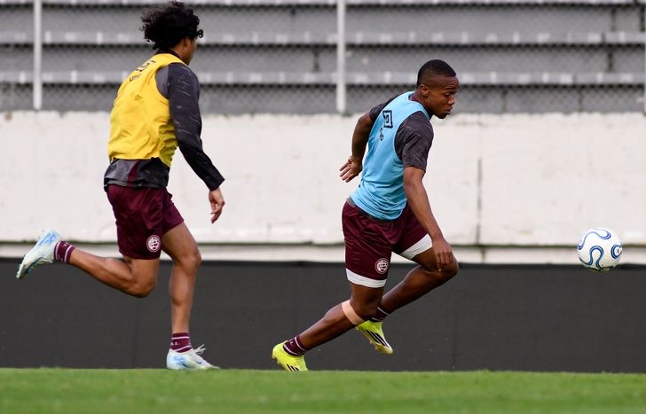 Yoshan Valois, de baja para Mauricio Pellegrino.
