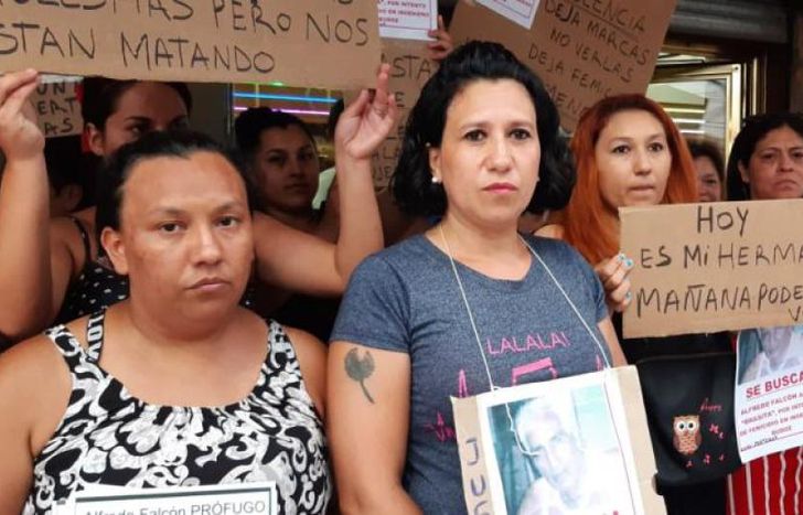 En el medio, Teresa Acosta, la mujer que sobrevivió milagrosamente al ataque.