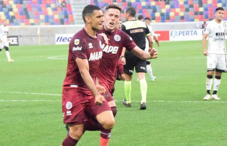 Sand festeja su gol, después se lesionó.