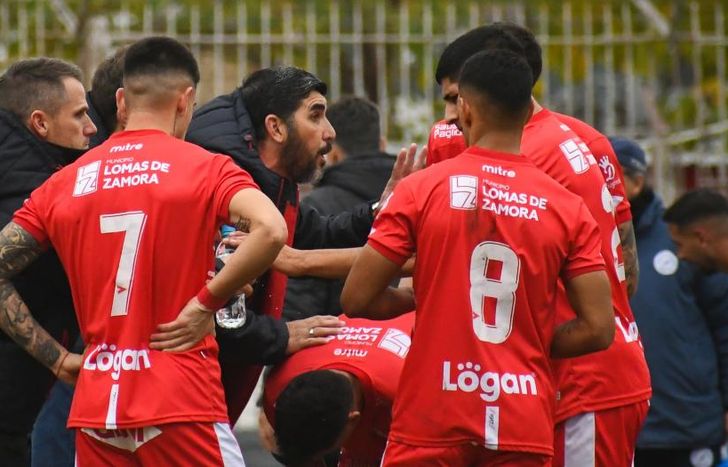 Ruiz le da indicaciones a sus jugadores.