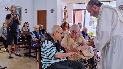 Hicieron una ceremonia para festejar el amor que floreció en el hogar. Hicieron una ceremonia para festejar el amor que floreció en el hogar.