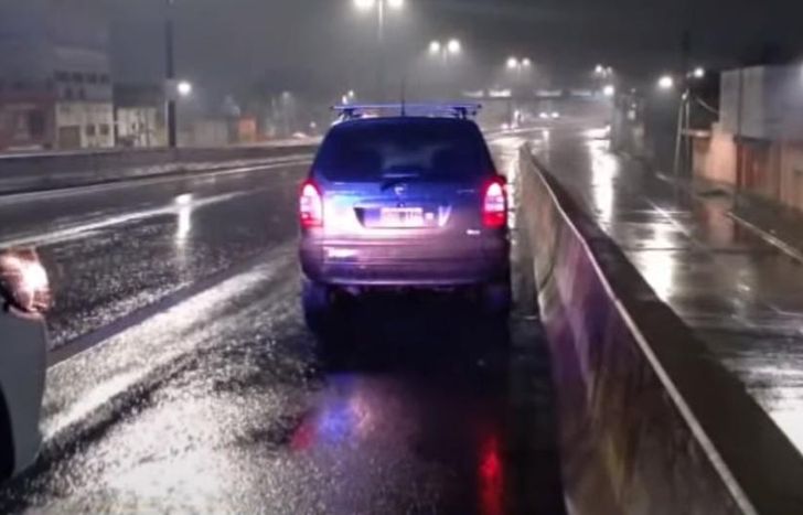 El auto del hombre apareció chocado y abandonado en Ingeniero Budge.