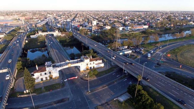 Más de 75.000 vehículos particulares y otros 60.000 usuarios de transporte público circulan diariamente por el nuevo viaducto. Aún se conserva la vieja estructura donde funciona la comisaría.